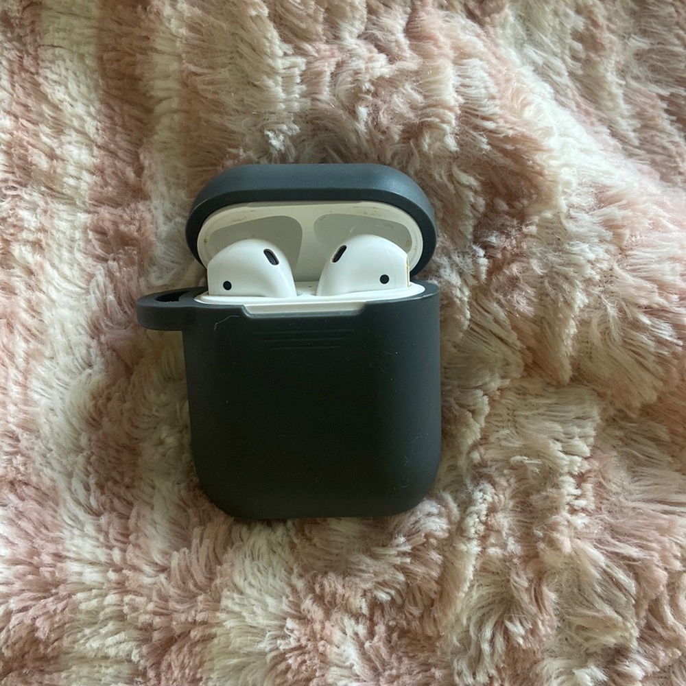 Apple Airpods 2nd Generation w/ silicon cover